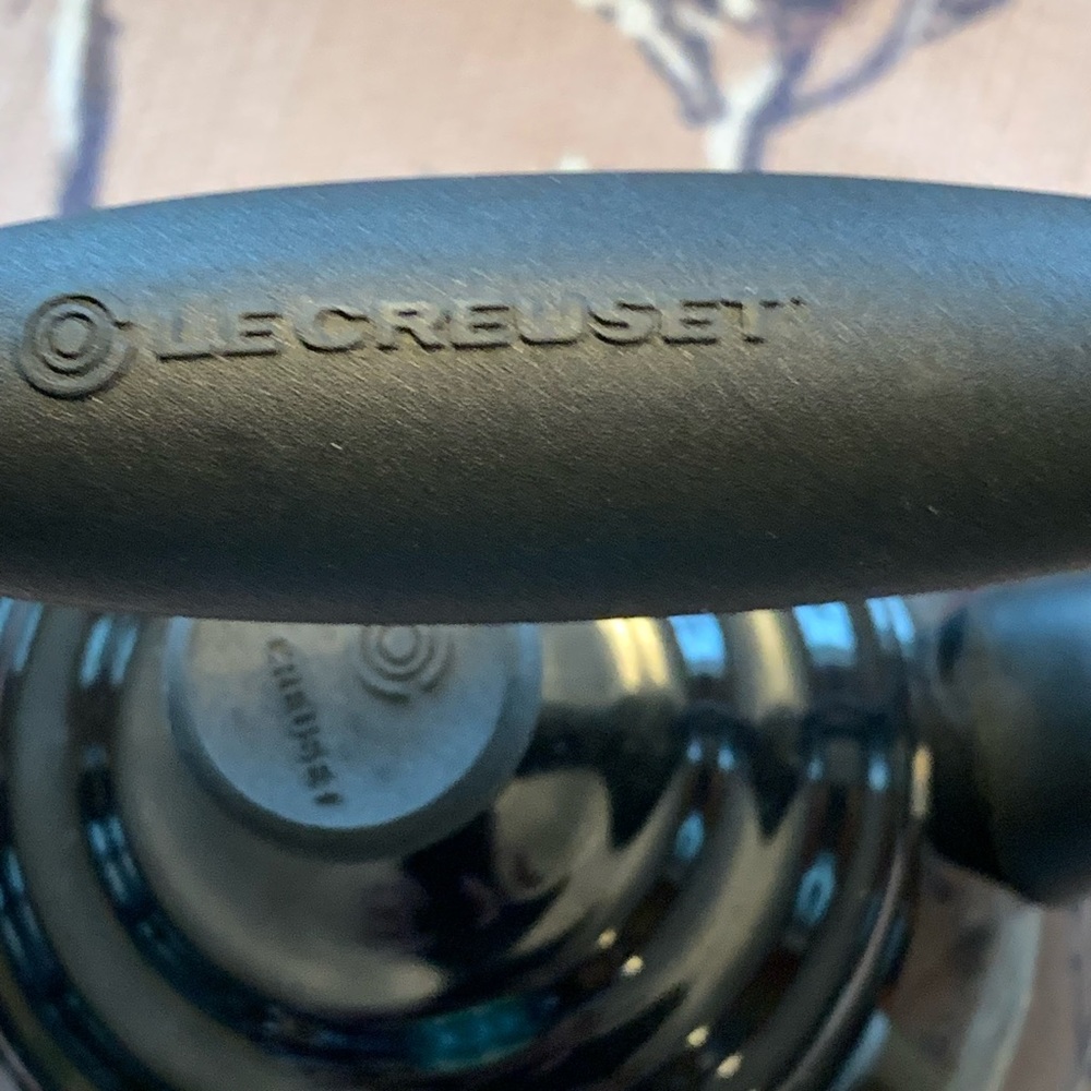 Le Creuset Enamel-on-Steel Halo 1-1/2-Quart Teakettle, Black New - Picture 9 of 9
